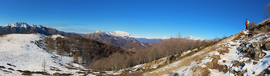 Vista panoramica salendo dalla Malga Cucco allo Zuc de Valmana pestando neve